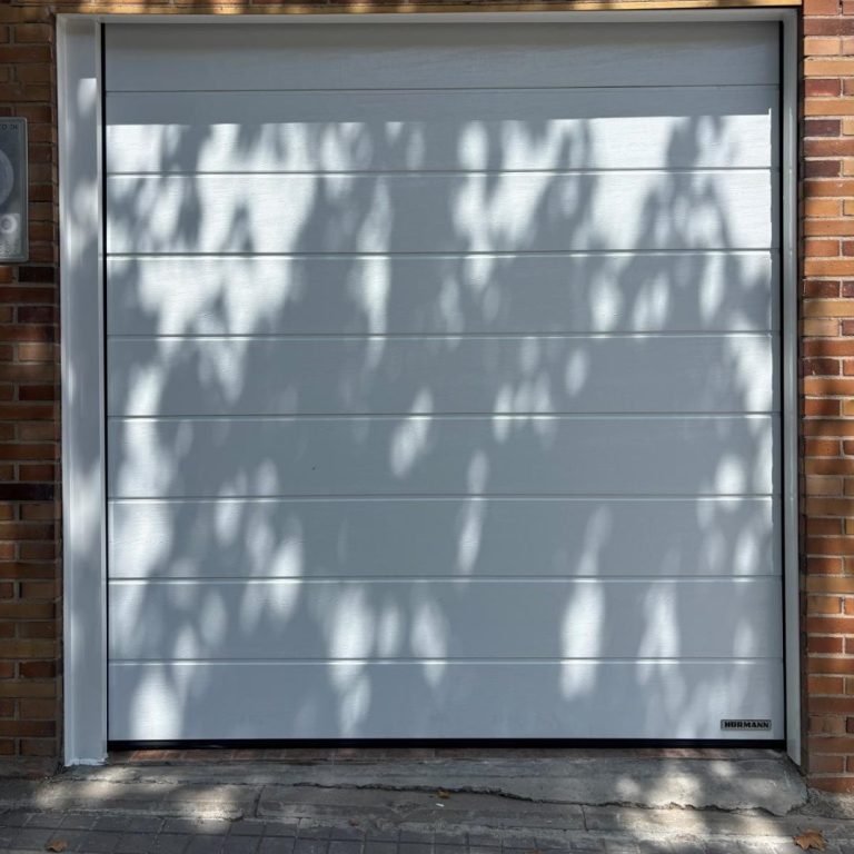 Mi puerta de garaje abre pero no cierra: causas y qué comprobar